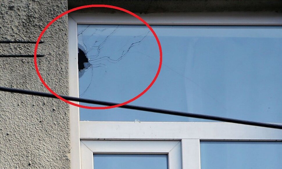 Išdaužtas langas Šv.Gertrūdos gatvėje Kaune