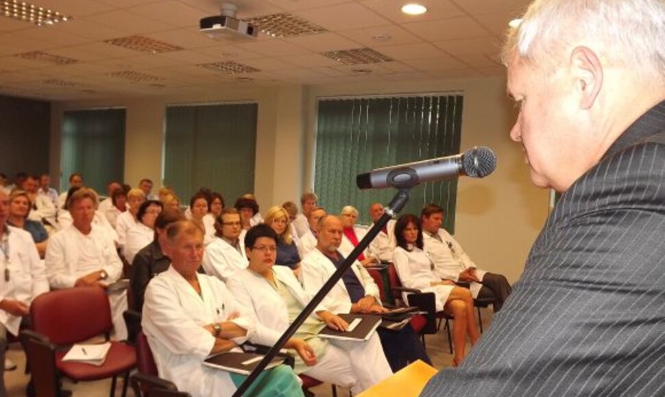 Su ligoninių medikais susitikęs V.Grubliauskas ragina juos išsikalbėti, tačiau šie atvirai prabilti nedrįsta.