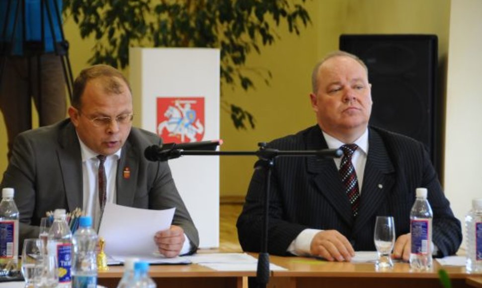 E.Skarbalius ir S.Karbauskas priversti palikti savo postus. 
