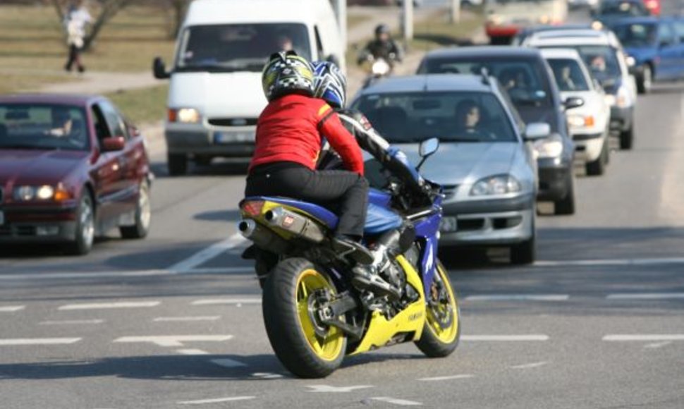 Motociklų vairuotojai dažnai nukenčia nepasirinkę saugaus greičio.