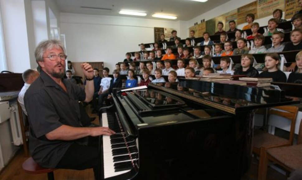 Chorus vertins ilgametis konkurso komisijos narys, choro „Ąžuoliukas“ meno vadovas V.Miškinis.