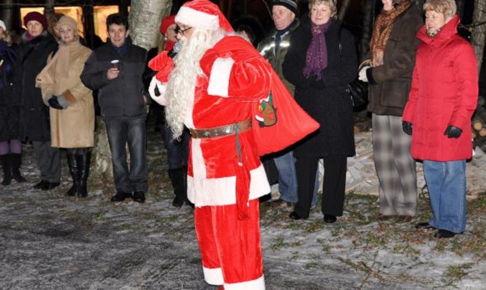 Pastaruosius dvejus metus savivaldybės darbuotojai Kalėdas šventė Girulių kempinge. 