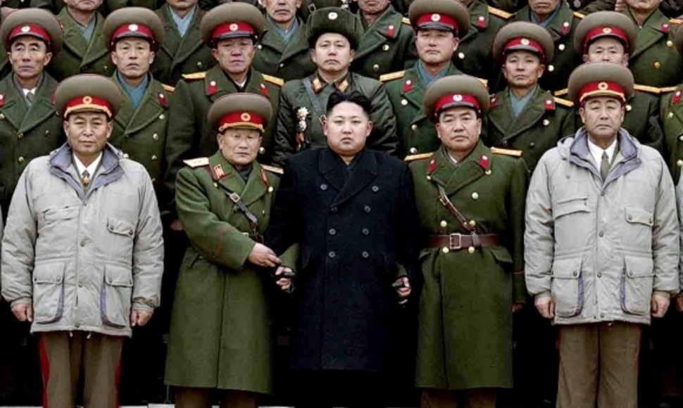 Kim Jong Unas laikosi kariams už rankų