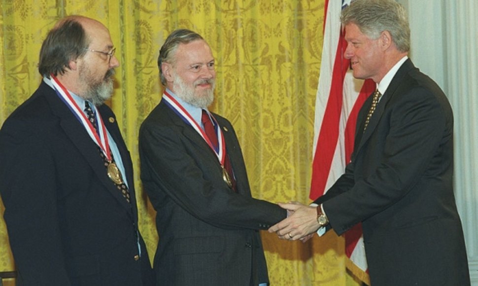 Dennisas Ritchie apdovanojamas Nacionaliniu Medaliu už pasiekimus technologijų srityje
