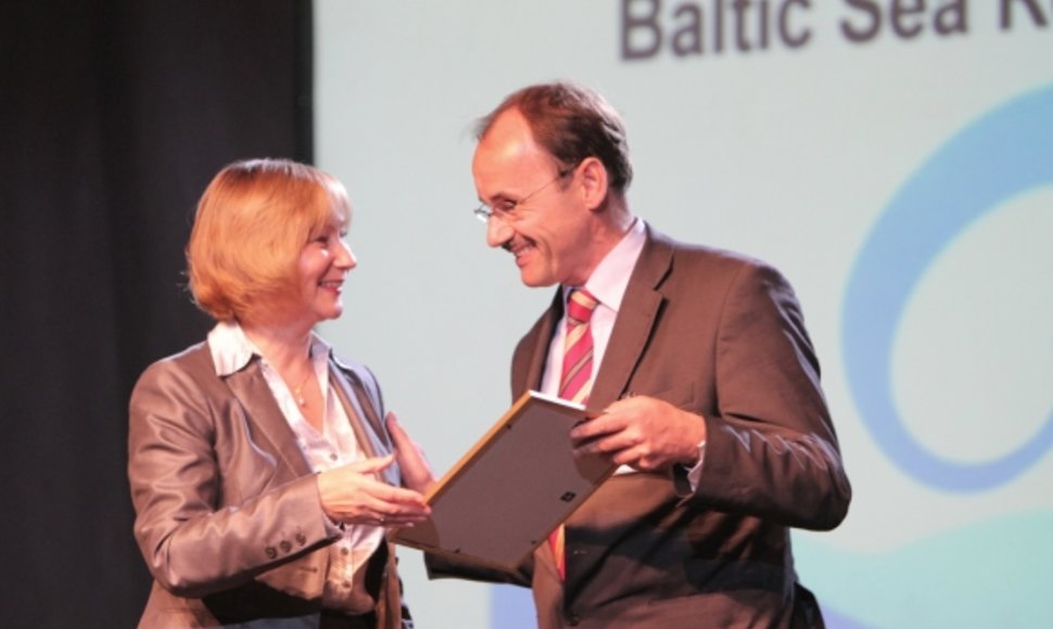 Lietuvos Ūkio ministerijos Inovacijų ir žinių visuomenės departamento Inovacijų politikos skyriaus vedėja Rima Putkienė Vokietijos koncerno „BioCon Valley“ generaliniam direktoriui Wolfgangui Blankui įteikė pirmąjį Baltijos jūros regiono inovacijų lyderio apdovanojimą.