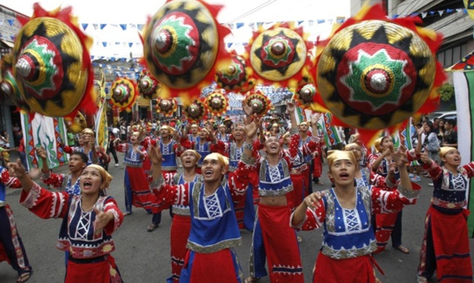 Derliaus festivalis Filipinuose. Daugelyje pasaulio šalių senovėje Nauji metai asociavosi su derliaus nuėmimu
