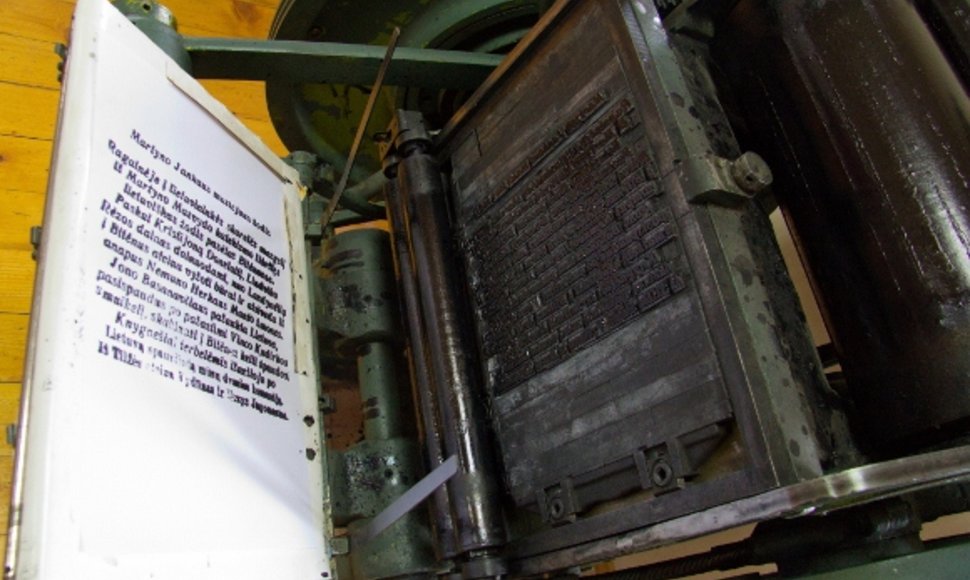Spaustuvininko Sauliaus Jokužio muziejui dovanota spausdinimo mašina M. Jankaus muziejuje Bitėnuose
