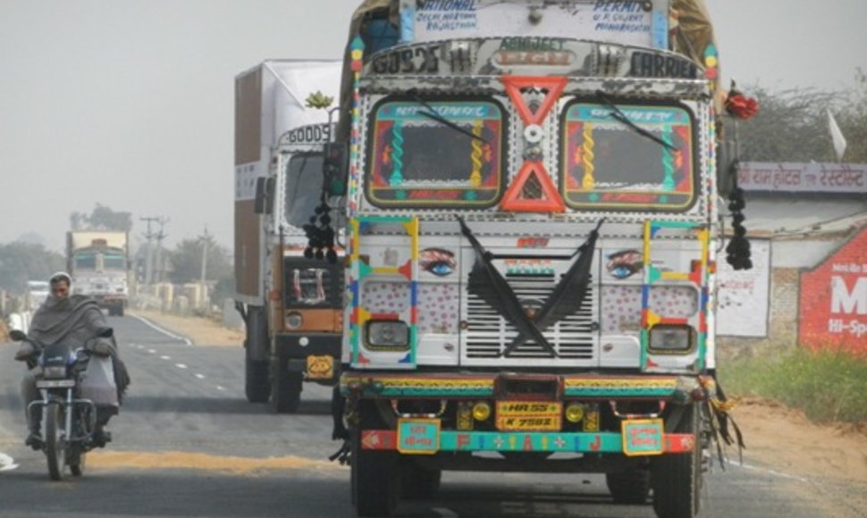 Indijoje įprastas sunkvežimis