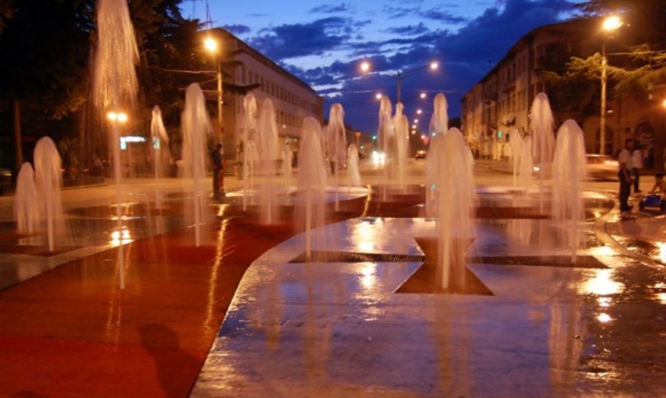 Fontanas su Gruzijos simboliu, raudonu kryžiumi.