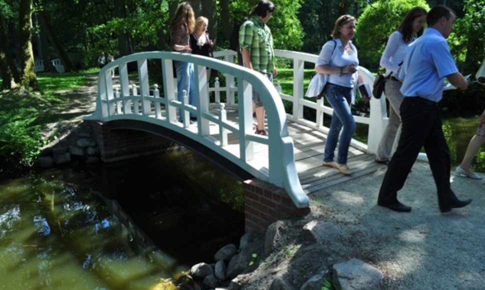 Parke be galybės tvarkymo darbų restauruoti ir tilteliai per tvenkiniį.