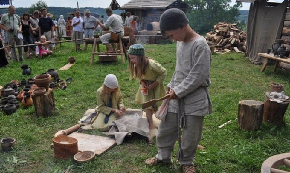 Vaikai taip pat aktyvūs šventės dalyviai.