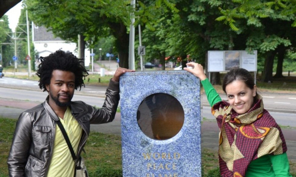 Kamalas ir Eugenija prie pasaulio taikos liepsnos Hagos mieste Nyderlanduose, kelias dienas prieš skrydį į Indoneziją 
