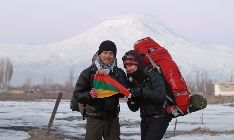 Team LT prie Turkijos-Irano sienos. Už nugaros Ararato kalnas