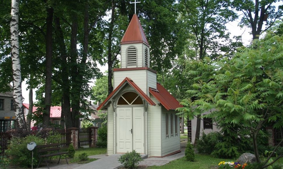 Muziejaus kieme stovinti koplytėlė - pati mažiausia Latvijoje