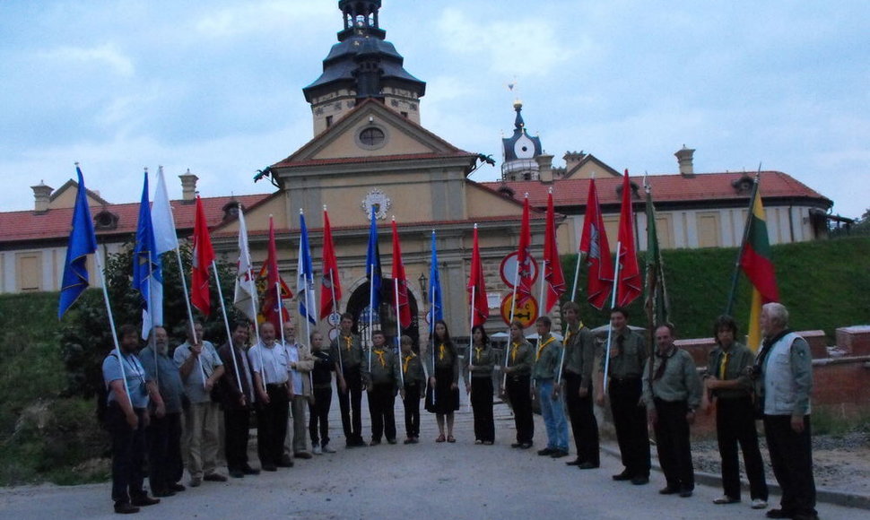 Lietuviškos vėliavos Radvilų pilies fone. Jos - Lietuvos bajorų sąjungos atstovų ir jaunųjų skautų rankose
