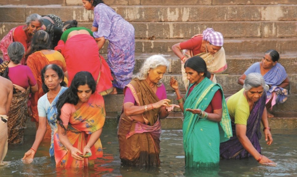 Spalvingos indų moterys prausiasi Varanasyje