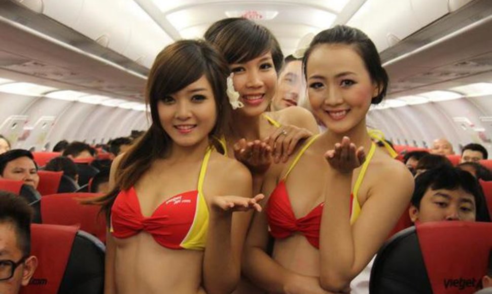 Vietnamo lėktuve stiuardesės surengė bikini šou