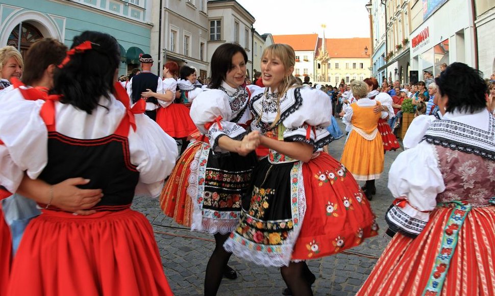 Čekijos miestelyje vyksta daugybė tradicinių festivalių - nuo šokių iki valgių