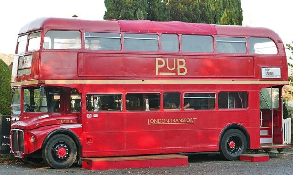 Londono autobusas virto važinėjančiu baru