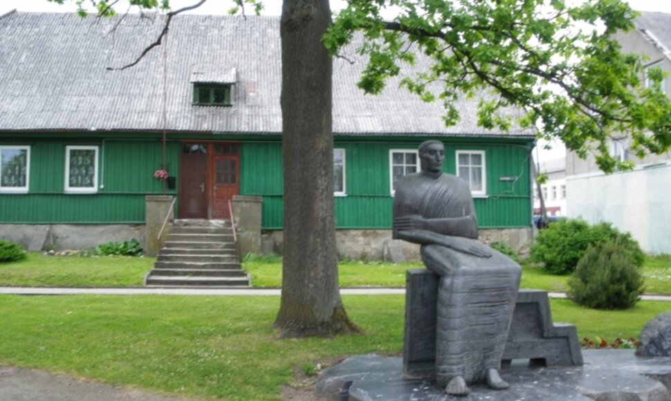 Paminklas Ievai Simonaitytei Priekulės miestelio centre