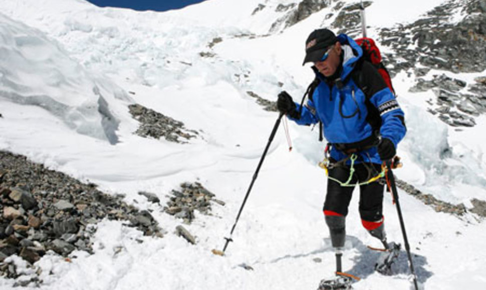 Markas Inglisas tapo pirmuoju žmogumi be kojų, įkopusiu į Everestą
