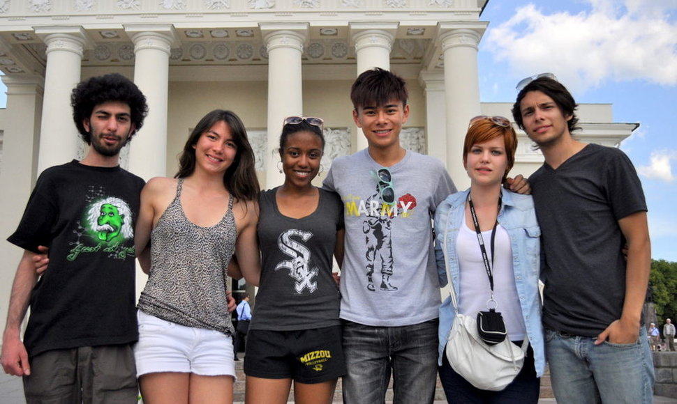 (Iš kairės) Italas Alessandro, prancūzė Lou, amerikietė Nina, kinas Leung, vengrė Nikolett ir meksikietis Tirzo jau Vilniuje