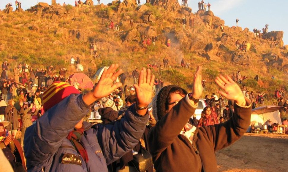 Tūkstančiai žmonių visoje Bolivijoje ankstų birželio 21-osios rytą dalyvavo Andų naujųjų sutikimo ceremonijose – iškėlę delnus sėmėsi tekančios saulės energijos