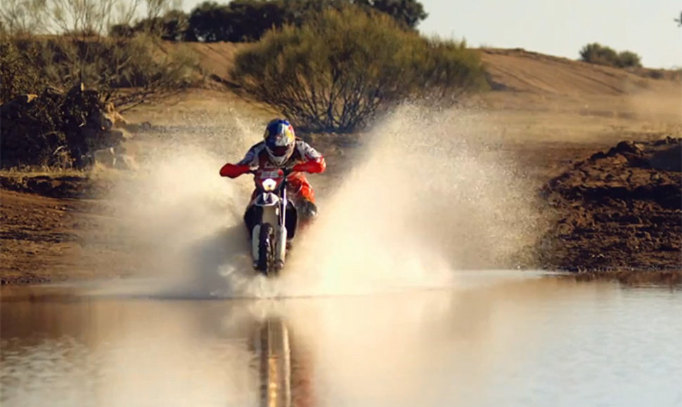 Motociklas važiuoja vandeniu