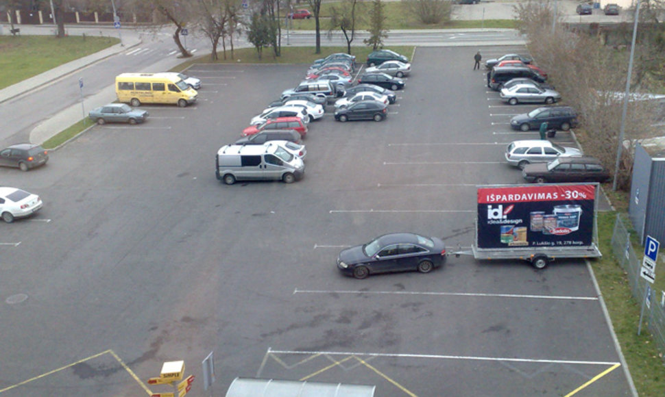 Autobusams skirtoje vietoje pastatytas „Audi A6“ su reklamine priekaba