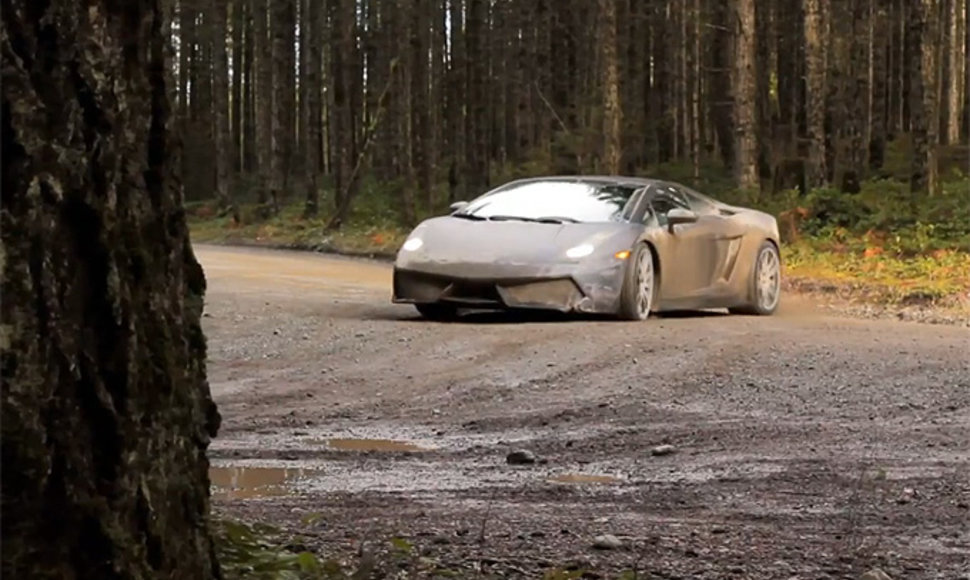 „Lamborghini Gallardo“ miško kelyje