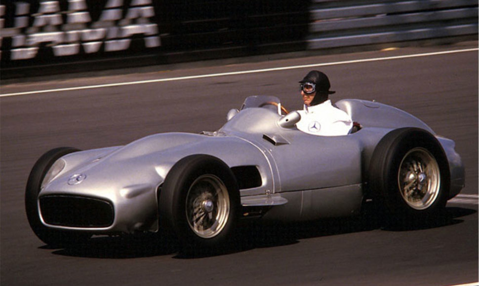 J. M. Fangio prie W196, su 3,0 litrų varikliu, vairo