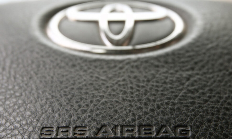„Toyota“ vairo ratas su oro pagalve