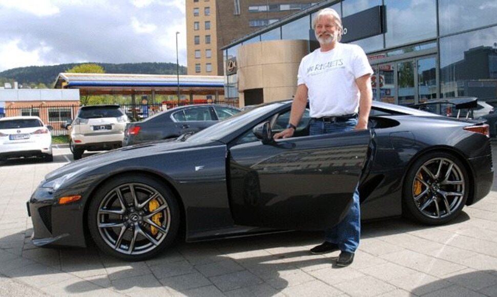 Rune‘as Berge‘as šalia nuosavo „Lexus LFA“
