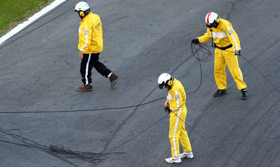 Trasos prižiūrėtojai likviduoja NASCAR lenktynėse įvykusios nelaimės padarinius