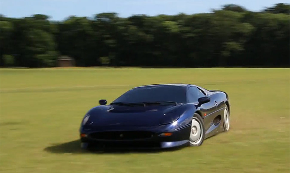 Pievose slidinėjantis „Jaguar XJ220“ superautomobilis