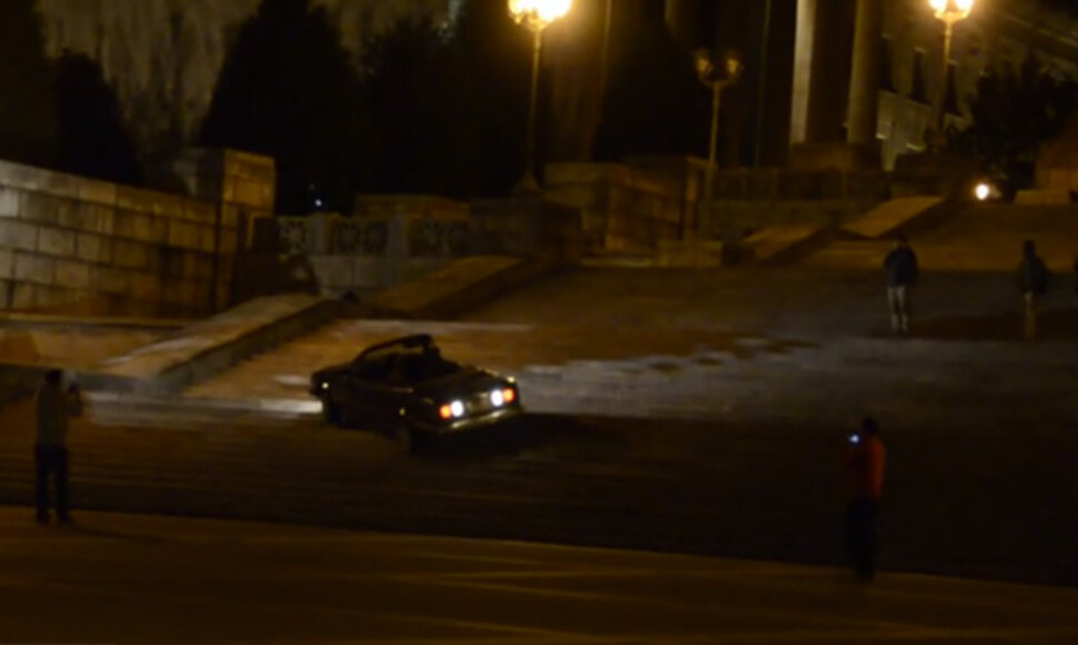 3 serijos BMW kabrioletas ant laiptų