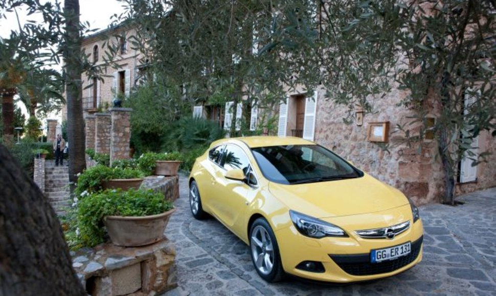 „Opel Astra GTC“ bandomieji važiavimai Maljorkoje