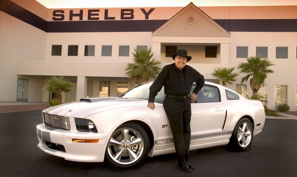 Caroll Shelby prie savo kurto &bdquo;Ford Mustang&ldquo; 2007 m.