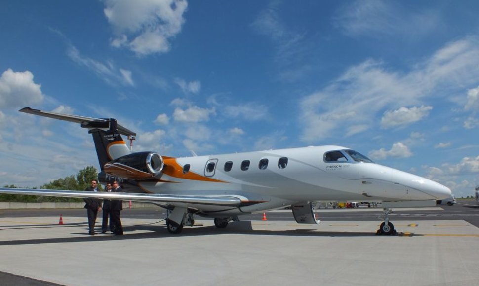 „Embraer Phenom 300“