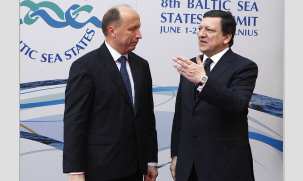 Lithuania s Prime Minister Andrius Kubilius (L) listens to President of the European Commission Jose Manuel Barroso