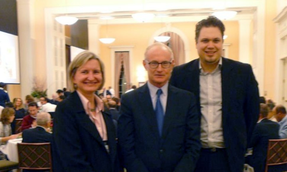 Michael Porter (center) with Virginija Poškutė and Maik Huettinger of ISM University of Management and Economics