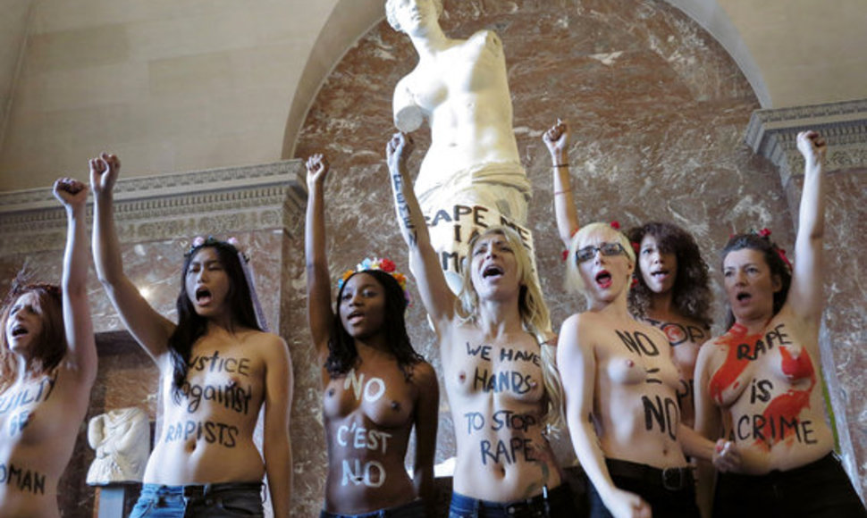 Femen в Лувре 
