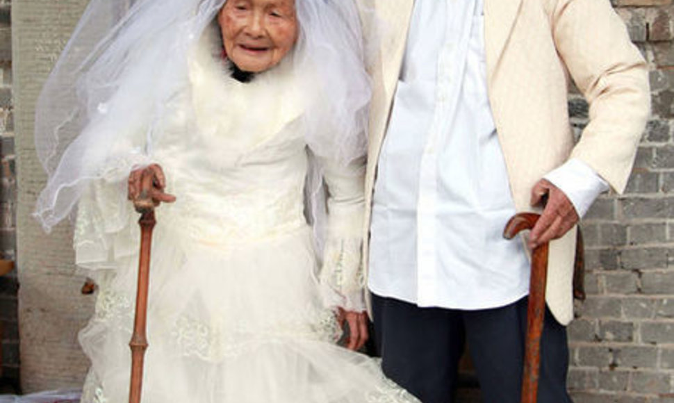 101-летний У Цунхань и его 103-летняя супруга У Сунши.