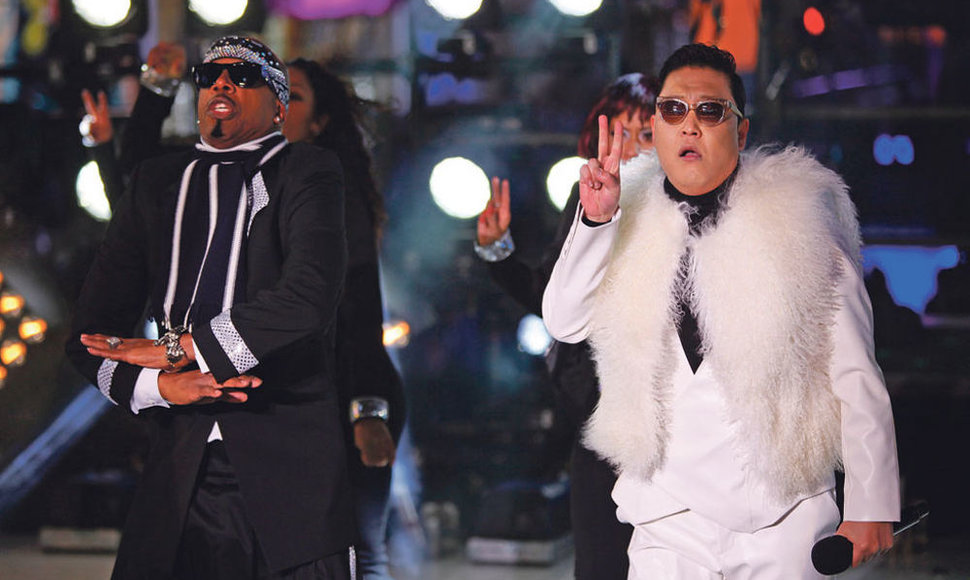 PSY и MC Hammer встречали Новый год вместе с миллионной толпой на площади Таймс-Сквер в Нью-Йорке.