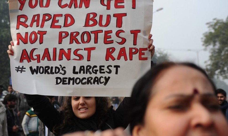 Участники демонстраций в Индии требуют ввести смертную казнь за изнасилования.