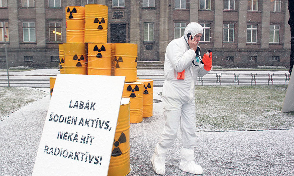 Один из латышских активистов, протестовавших на улице Риги против строительства Висагинской атомной электростанции. На плакате написано: «Лучше быть сегодня активным, нежели завтра радиоактивным»