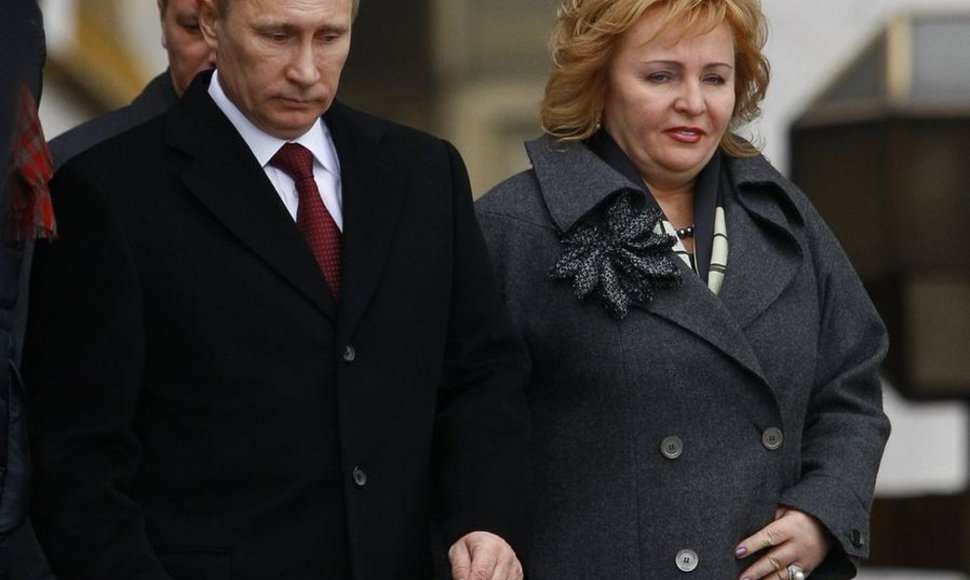 Lisaks tütrele hoidub enamasti avalikkuse tähelepanust ka Venemaa presidendi Vladimir Putini abikaasa Ljudmila (paremal). Pildil lahkuvad abikaasad möödunud aasta presidendivalimiste päeval, 4. märtsil Moskva valimisjaoskonnast.