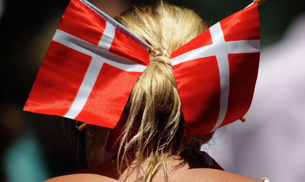 Девушка с флагами Дании