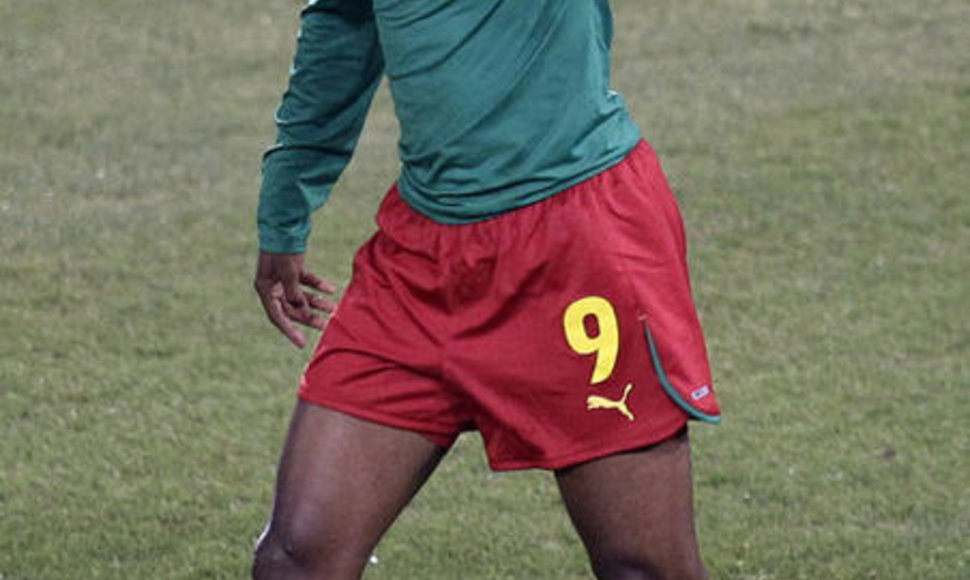 Камерунcкий футболист Самуэль Это'o во время матча ЧМ-2010.