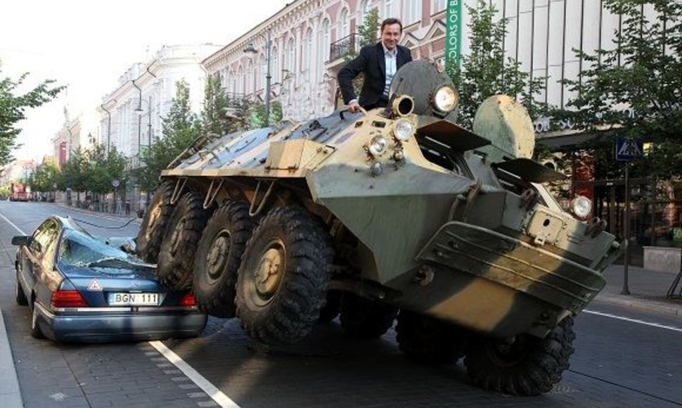 В 2011 году А.Зуокас переехал автомобиль на танке